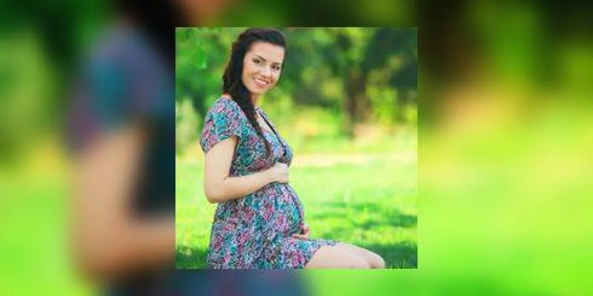jeune belle femme enceinte dans le parc jeune belle femme enceinte dans le parc