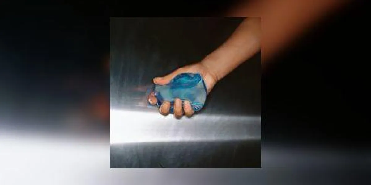 gros plan vue de la main d'une femme tenant un implant mammaire
