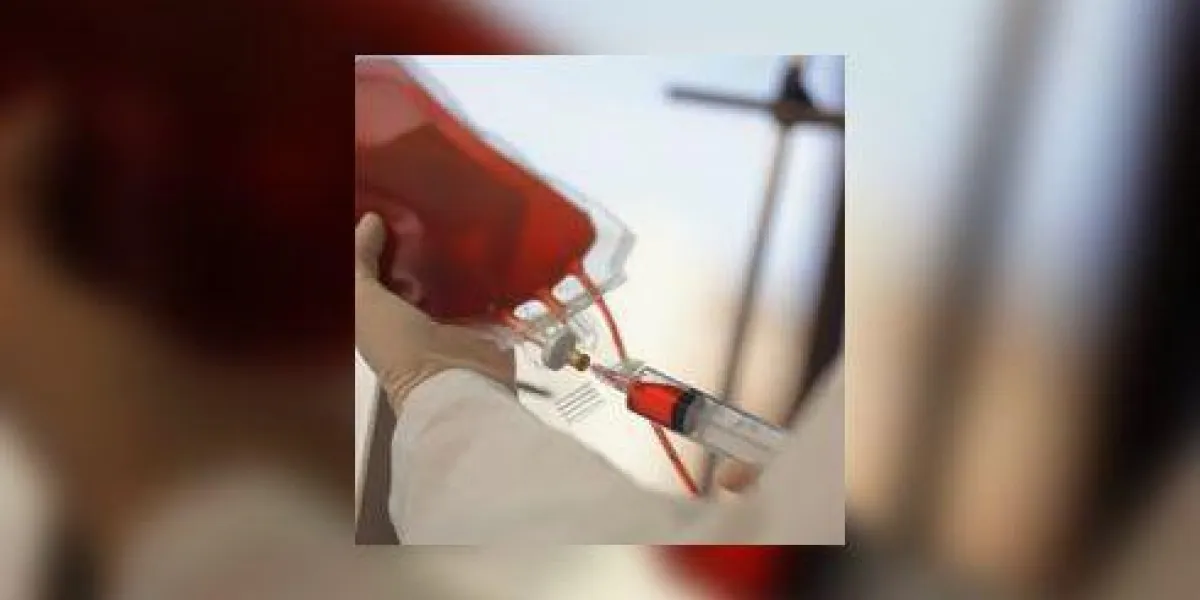 technicien dessiner le sang avec la seringue du sac de sang, gros plan des mains technicien dessiner le sang avec la seringue du sac de sang, gros plan des mains