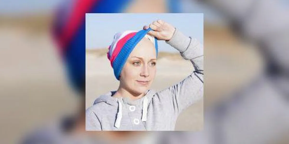 femme montrant la tête chauve - effet secondaire de la chimiothérapie femme montrant la tête chauve - effet secondaire de la chimiothérapie