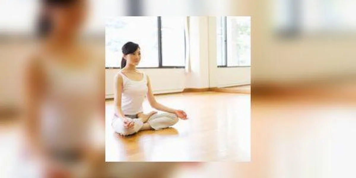 jeune femme exerçant dans une salle de sport jeune femme exerçant dans une salle de sport