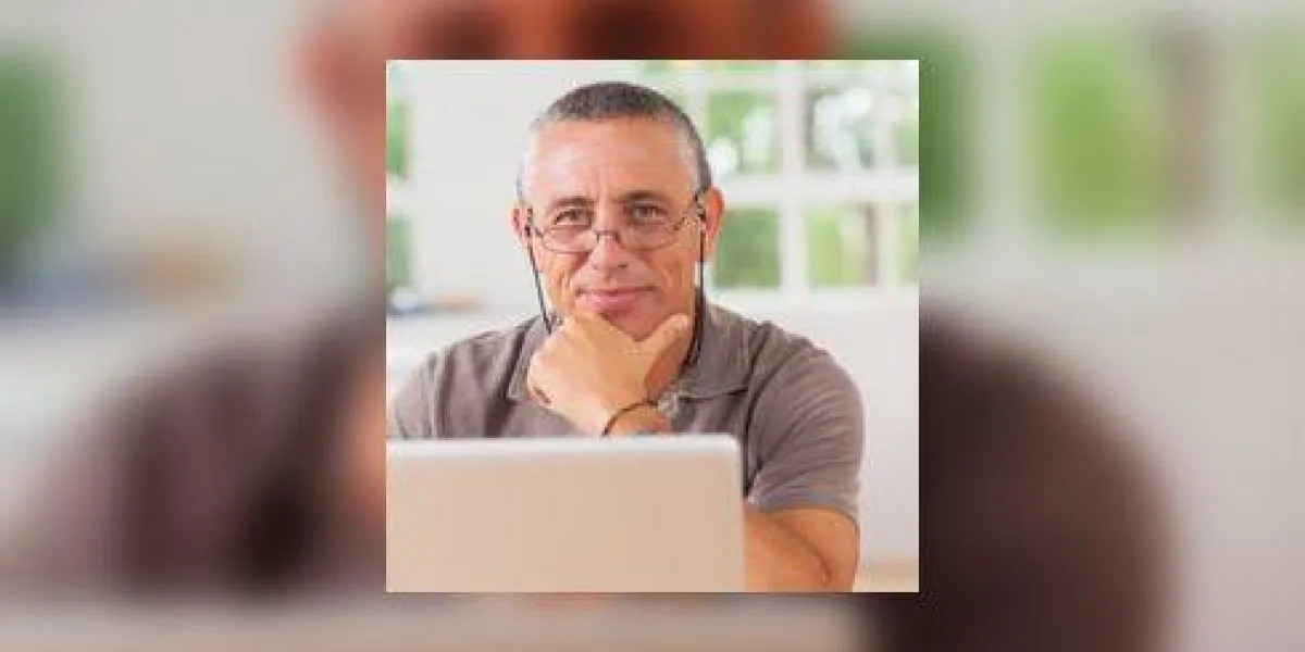 homme heureux avec un ordinateur portable homme heureux avec un ordinateur portable