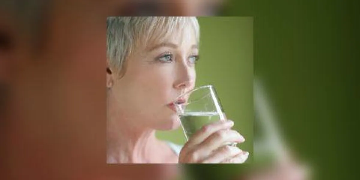 femme mûre, boire, verre eau femme mûre, boire, verre eau
