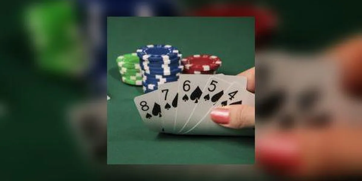 une main féminine soulève les cartes de la table de poker avec une combinaison de cinq pics consécutifs
