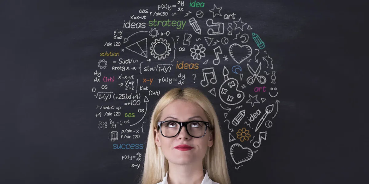 femme d'affaires cerveau hémisphère sur le tableau noir femme d'affaires cerveau hémisphère sur le tableau noir