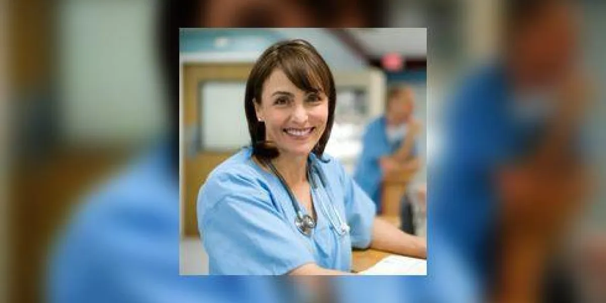 femme médecin tenant des dossiers médicaux, souriant, portrait femme médecin tenant des dossiers médicaux, souriant, portrait