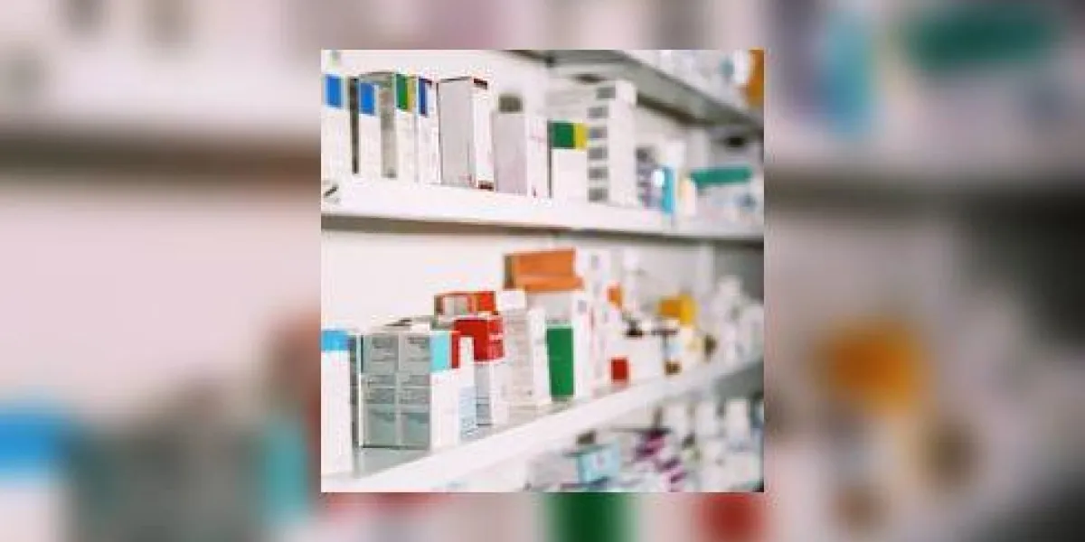 vue de côté des rangées de médicaments sur une étagère vue de côté des rangées de médicaments sur une étagère