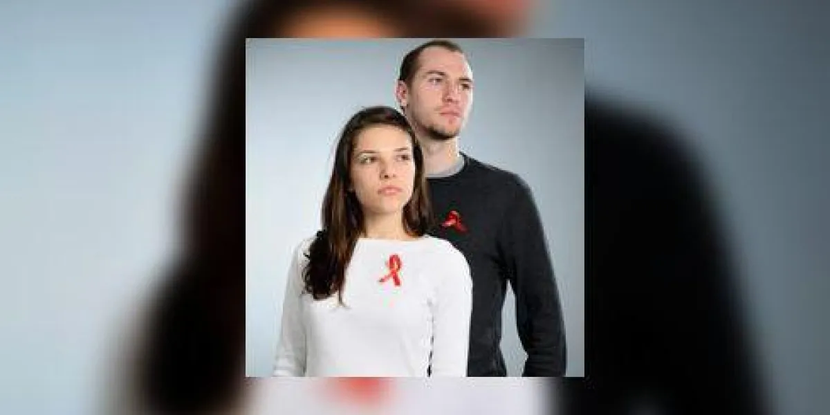 les jeunes luttant contre le sida