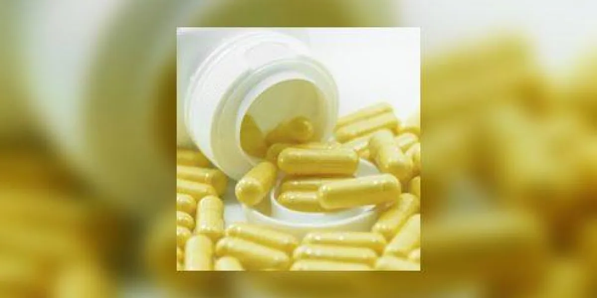 capsules de médicament jaune renversé de récipient blanc isolé sur fond blanc capsules de médicament jaune renversé de récipient blanc isolé sur fond blanc