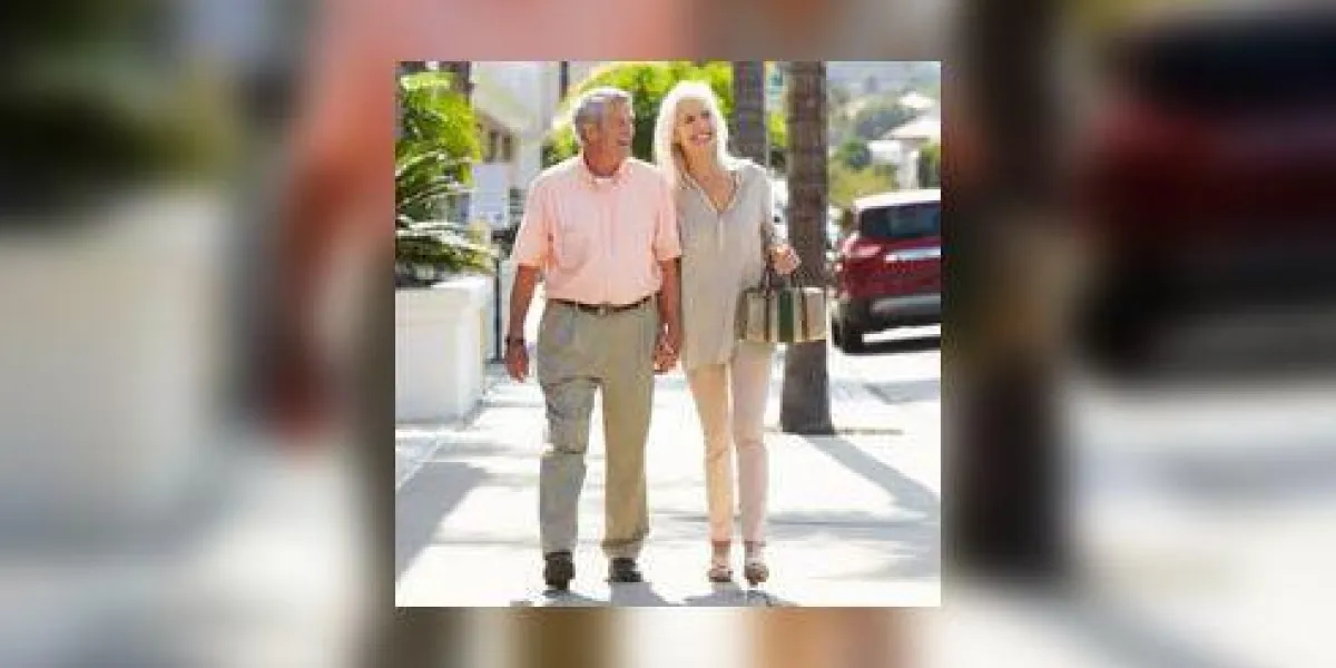 couple senior marchant le long de la rue ensemble couple senior marchant le long de la rue ensemble