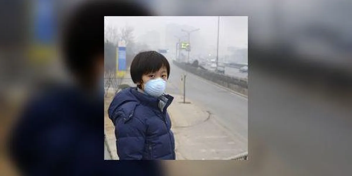 un enfant asiatique se protège de la pollution de l'air en portant un masque de la bouche un enfant asiatique se protège de la pollution de l'air en portant un masque de la bouche
