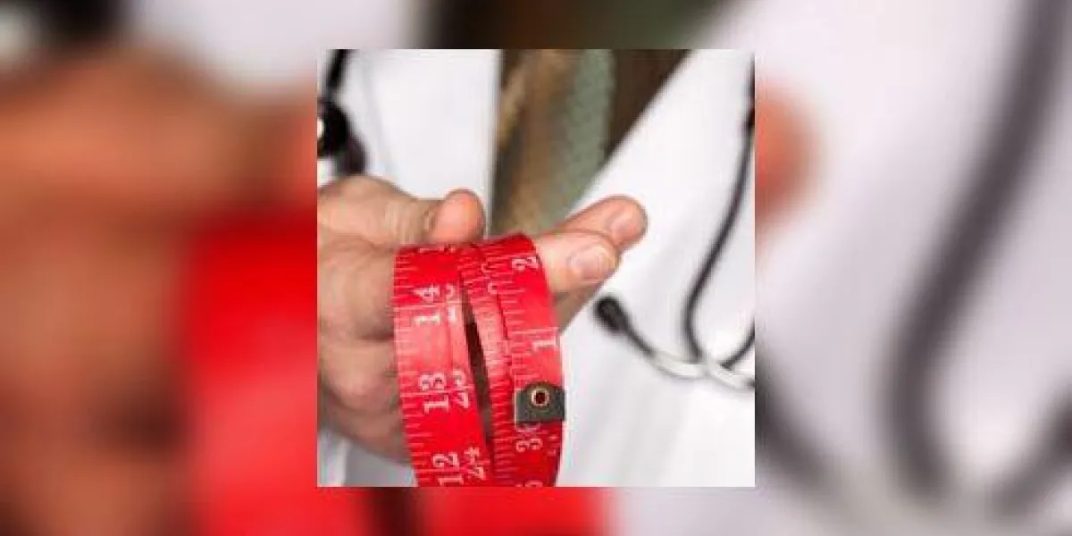 docteur avec stéthoscope tenant un ruban à mesurer