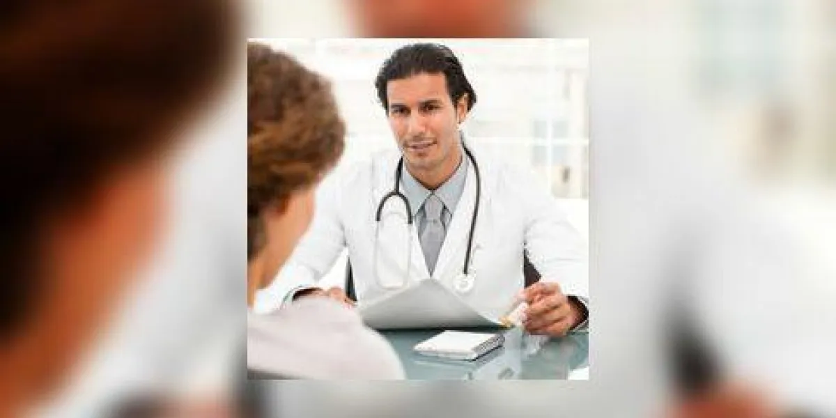 vue arrière d'une patiente lors d'un rendez-vous avec son médecin vue arrière d'une patiente lors d'un rendez-vous avec son médecin