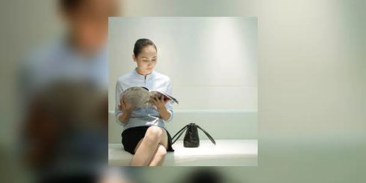 femme d'affaires assis, lecture de magazine dans la salle d'attente