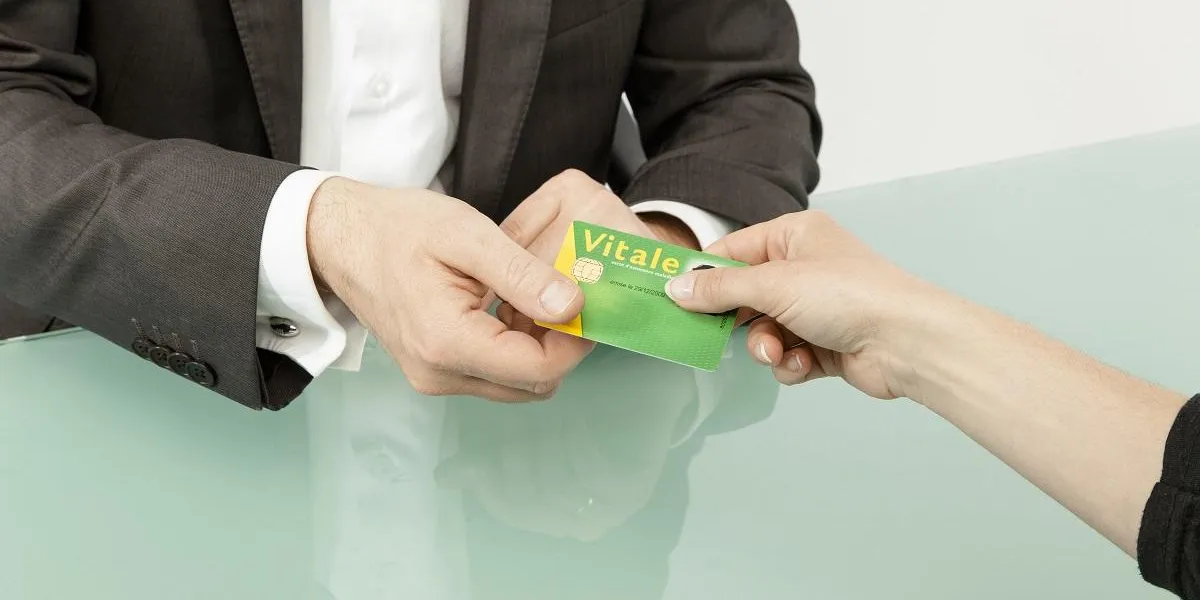 un patient donne sa carte vitale au praticien de santé un patient donne sa carte vitale au praticien de santé