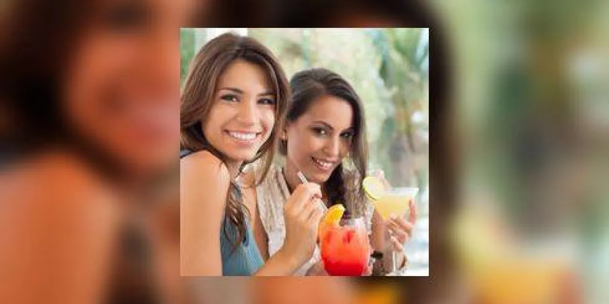 deux femmes heureux, boire du jus deux femmes heureux, boire du jus