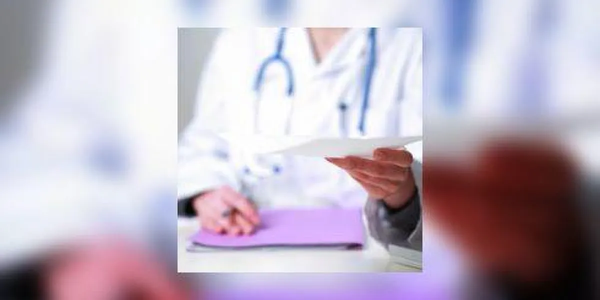 femme médecin donnant une prescription