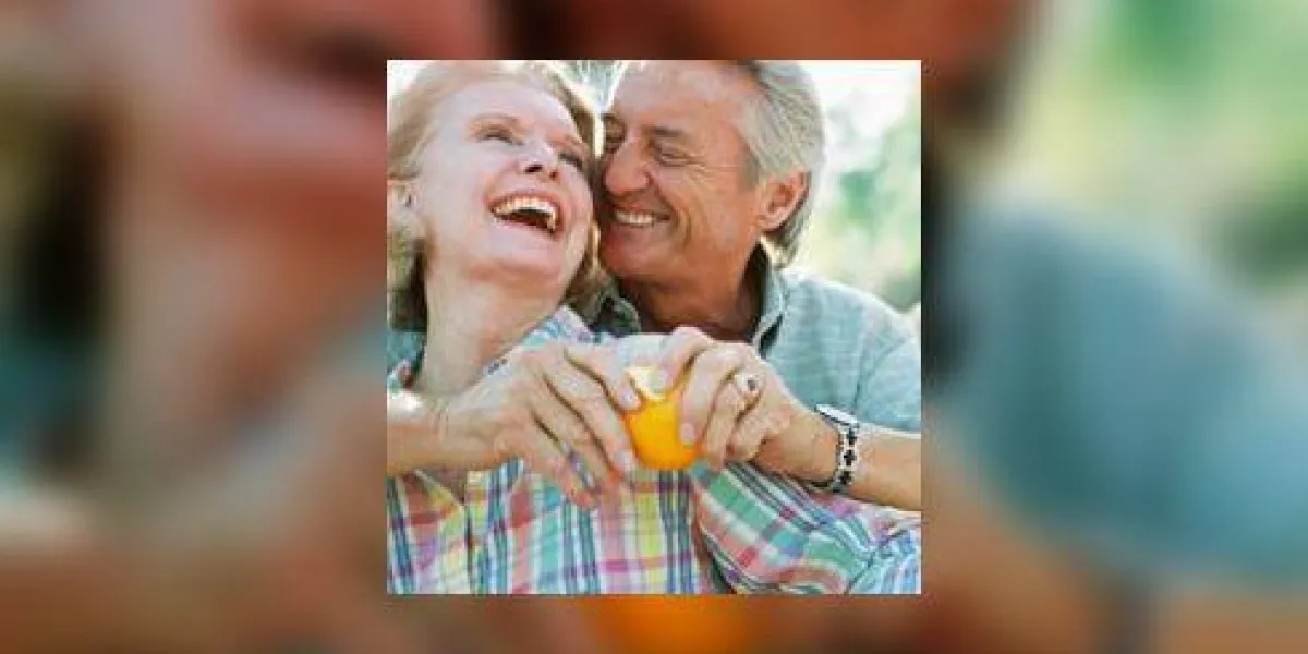 homme et femme, manger des fruits