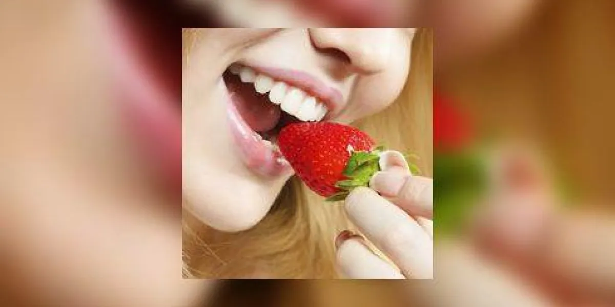 heureuse jeune femme mangeant fraise moelleuse heureuse jeune femme mangeant fraise moelleuse