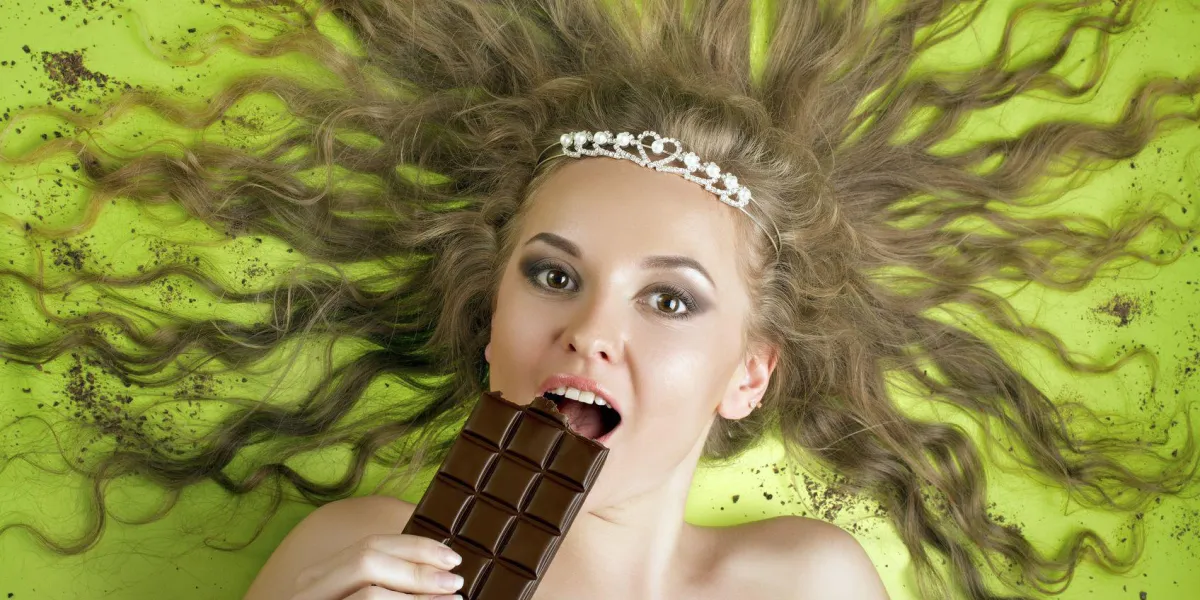 jeune femme séduisante, manger du chocolat
