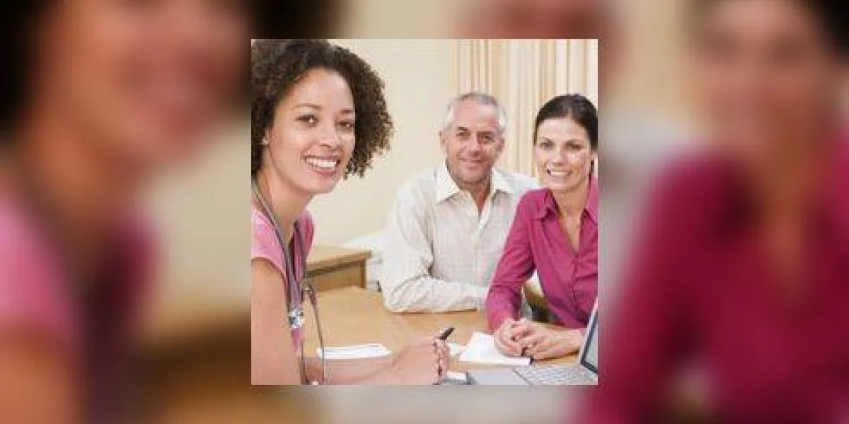 docteur avec ordinateur portable et couple dans le bureau du médecin souriant