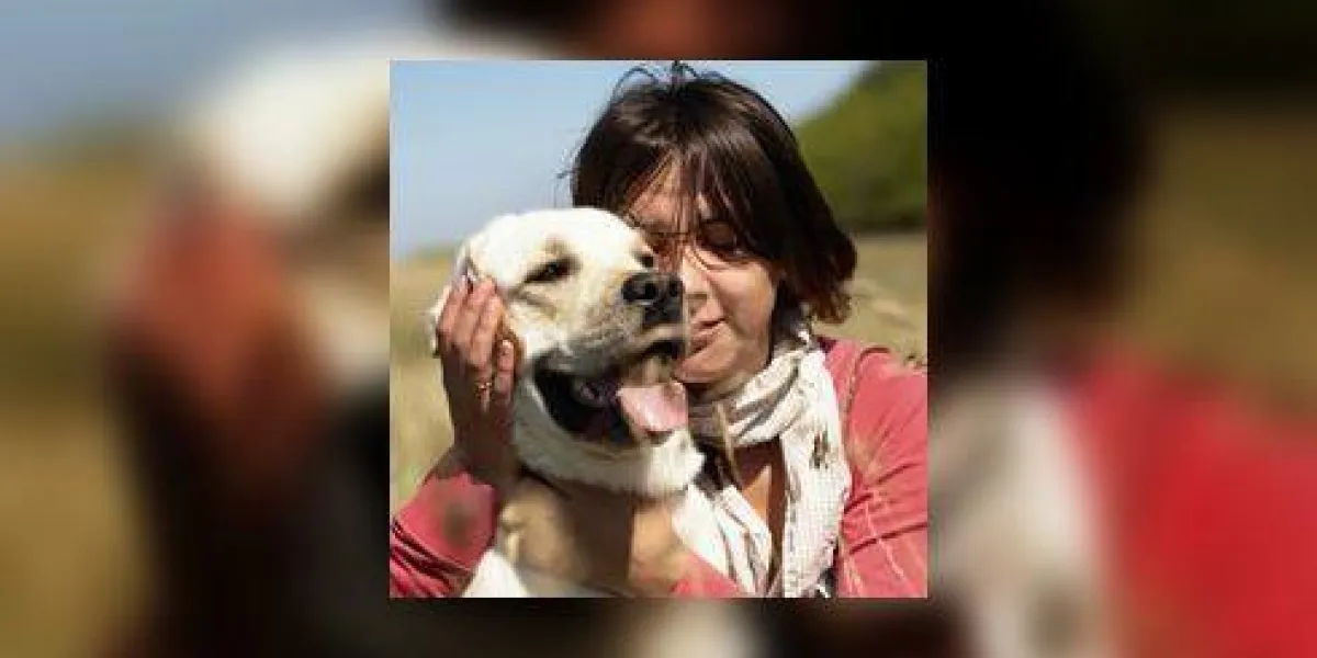 gros plan de femme embrassant son chien blanc