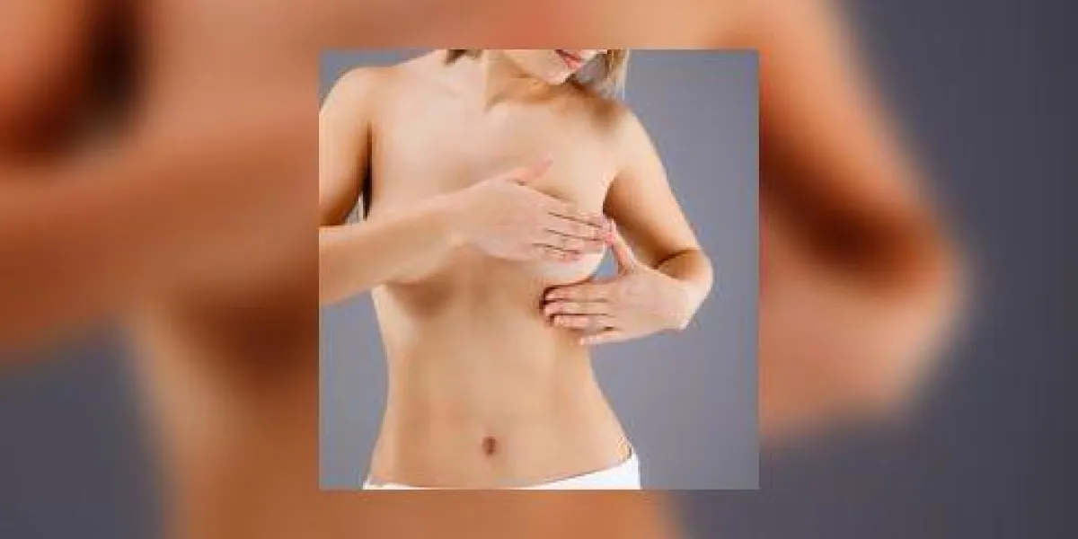 femme examinant sa poitrine