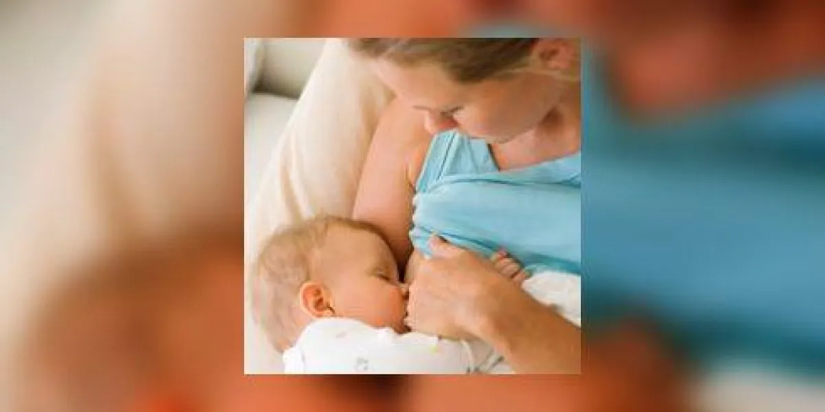 mère allaitant l'enfant