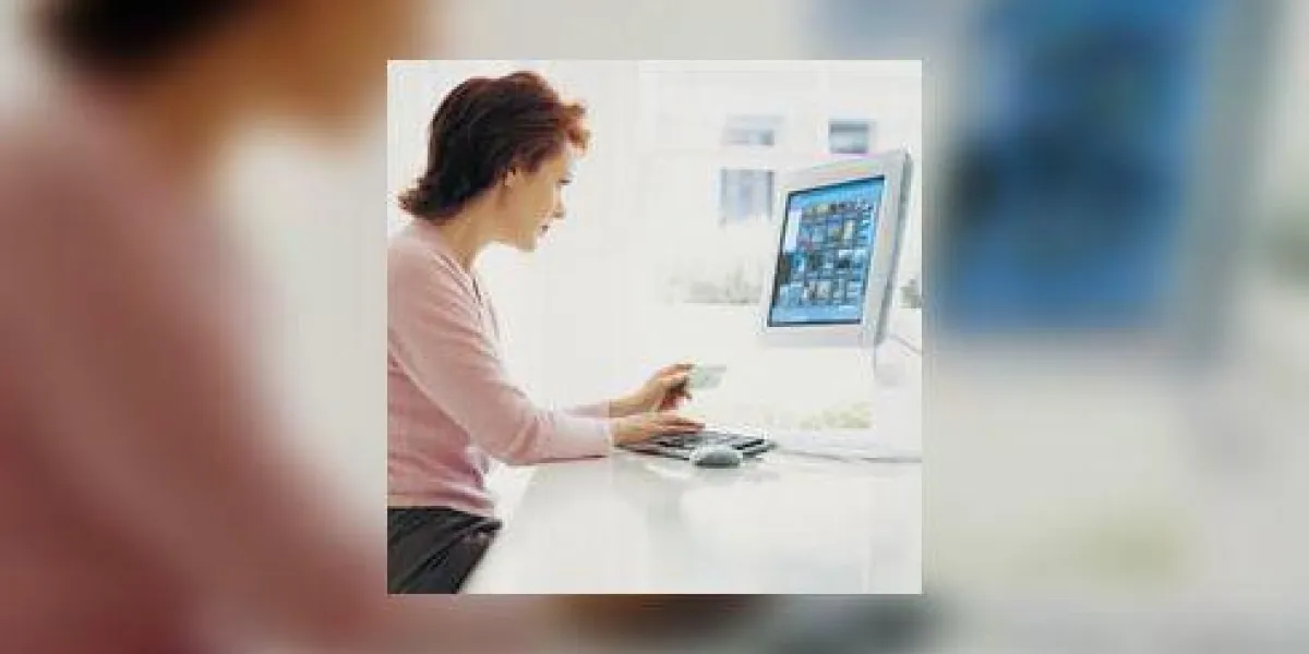femme en utilisant sa carte de crédit sur internet femme en utilisant sa carte de crédit sur internet