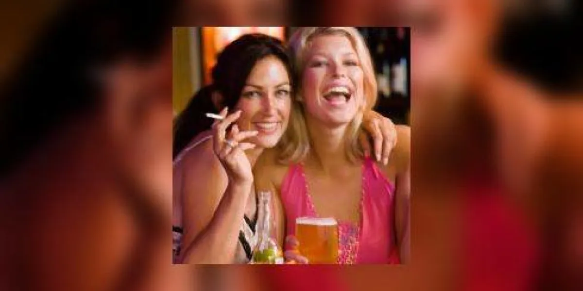 les femmes qui fument au bar