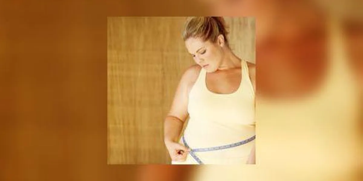 mi femme adulte mesurant sa taille