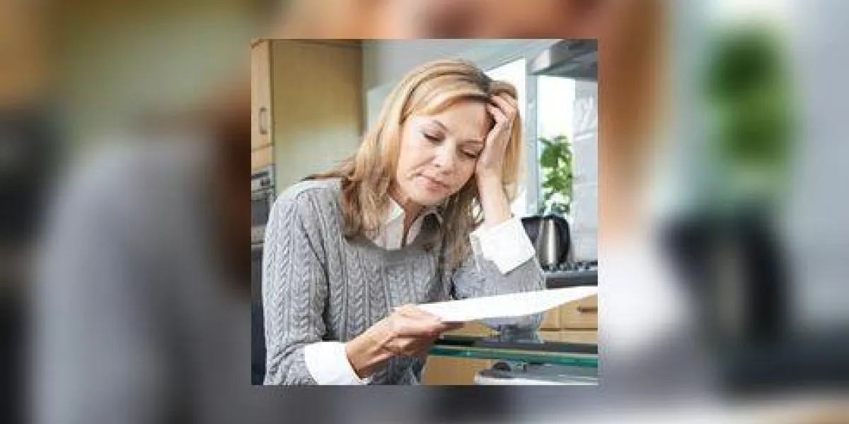 femme frustrée dans la lettre de lecture en fauteuil roulant