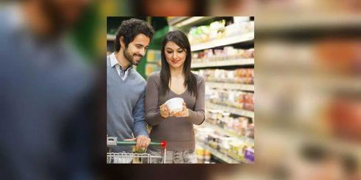 jeune couple, choisir, nourriture, dans, a, supermarché jeune couple, choisir, nourriture, dans, a, supermarché