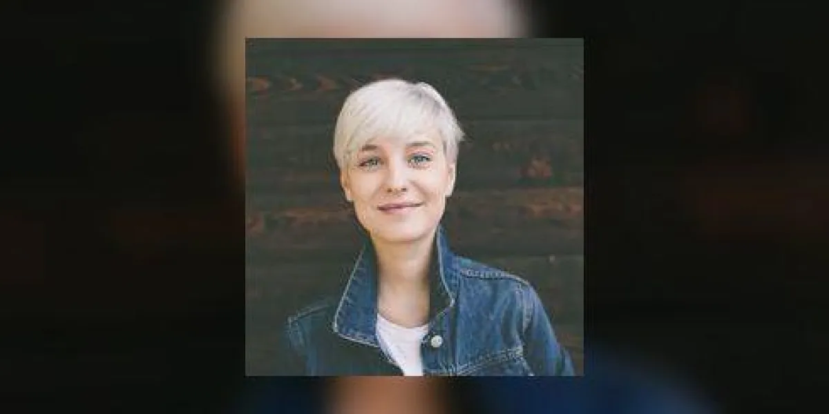 souriant heureux réel blond jeune femme souriant heureux réel blond jeune femme