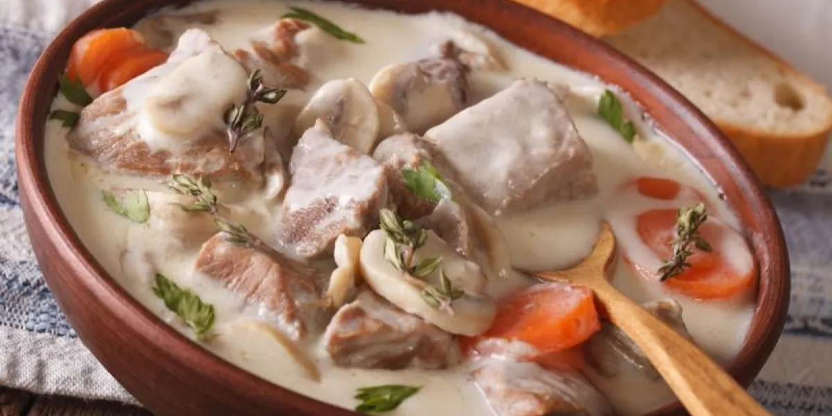 boeuf aux champignons dans une sauce à la crème dans un bol horizontal