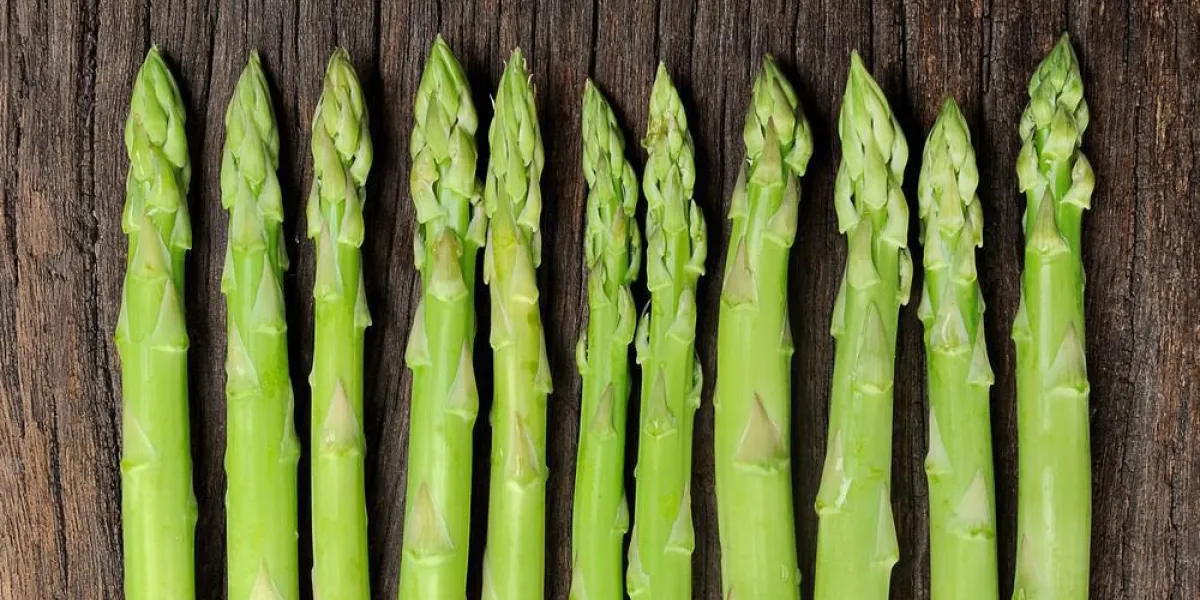 asperges fraîches dans la cuisine