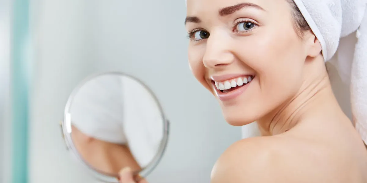 visage de la belle jeune femme en bonne santé et de la réflexion dans le miroir visage de la belle jeune femme en bonne santé et de la réflexion dans le miroir