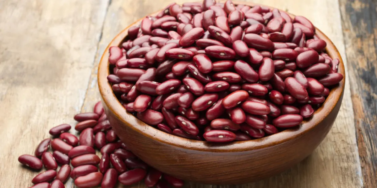gros plan d'un bol de haricots rouges