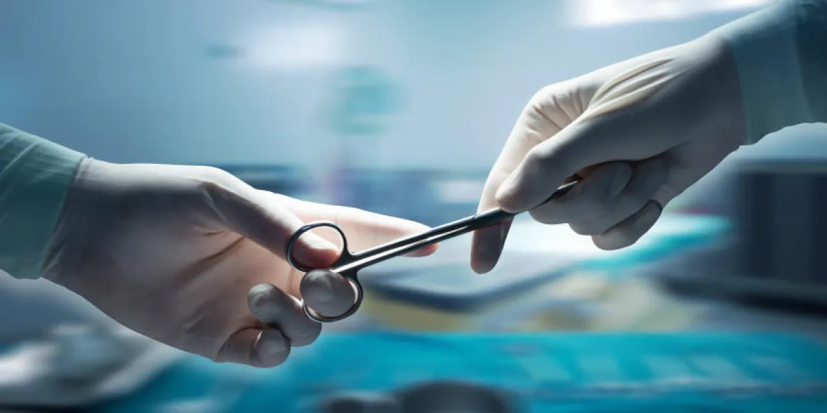 concept de soins de santé et médical, gros plan des mains de chirurgiens tenant des ciseaux chirurgicaux et passer l'équipement chirurgical, fond de flou de mouvement