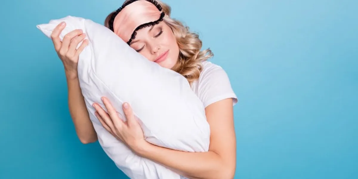 close up photo beautiful funky her she lady hands arms palms hold cuddle big large pillow careless expression glad day off wear sleeping pink mask casual white t-shirt clothes isolated blue background close up photo beautiful funky her she lady hands arms palms hold cuddle big large pillow careless expression glad day off wear sleeping pink mask casual white t-shirt clothes isolated blue background