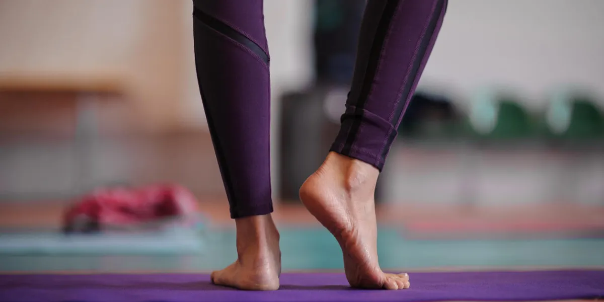 femme debout pieds nus au cours de yoga pas de visage femme debout pieds nus au cours de yoga pas de visage