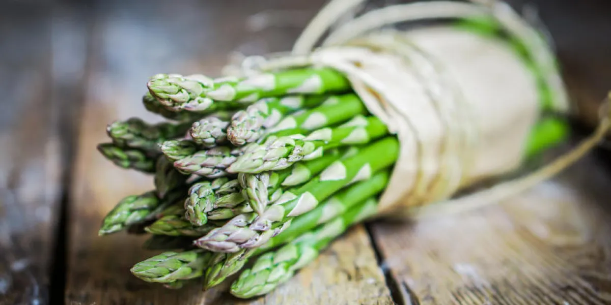 asperges sur fond en bois rustique