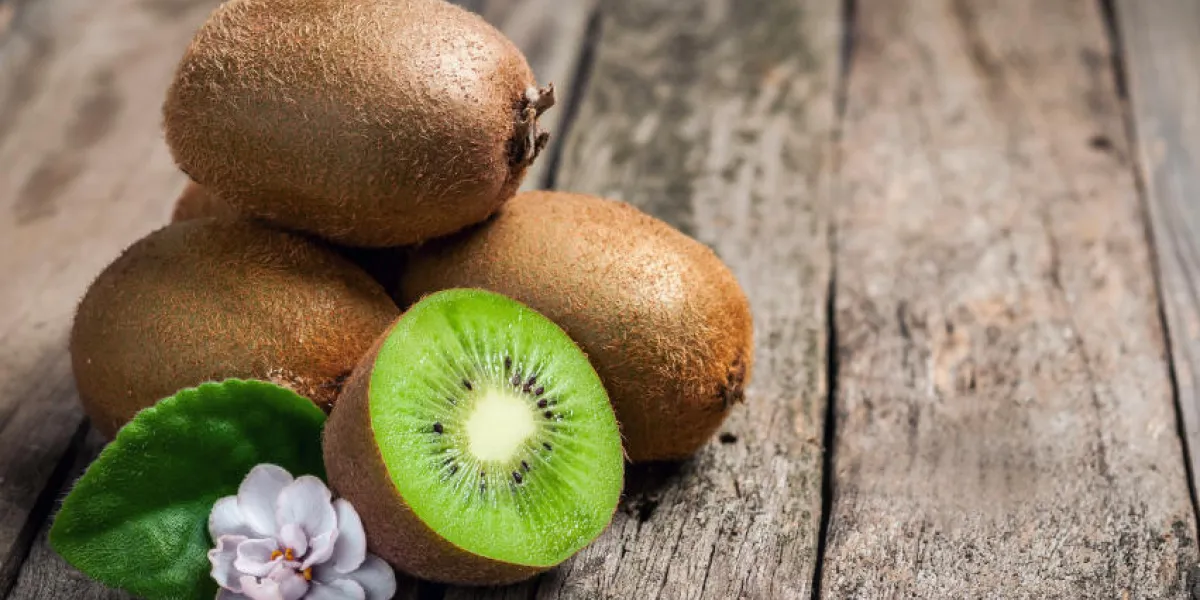 kiwi sur la vieille table en bois