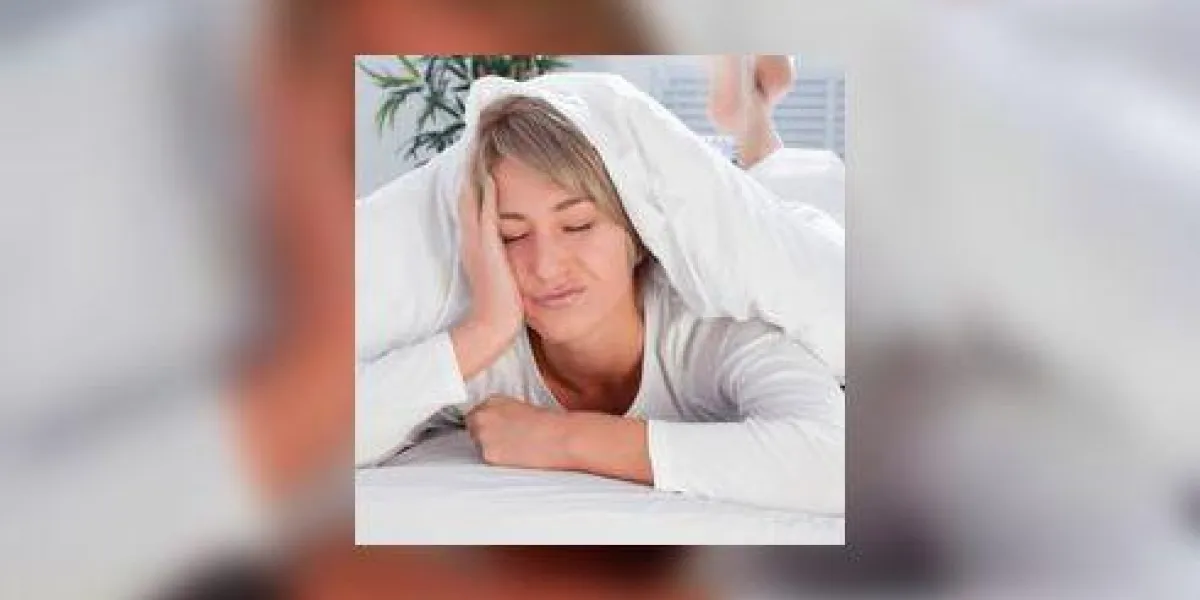 belle jeune femme dans un lit blanc le matin, ne veut pas se réveiller pas assez de sommeil belle jeune femme dans un lit blanc le matin, ne veut pas se réveiller pas assez de sommeil