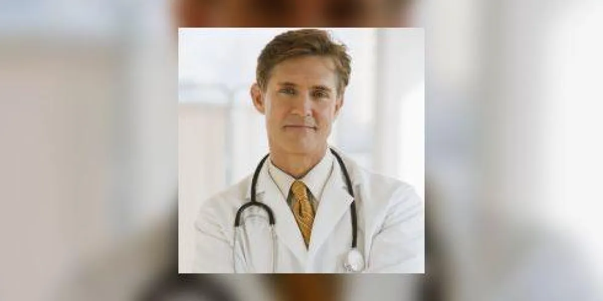 docteur avec les bras croisés en regardant la caméra