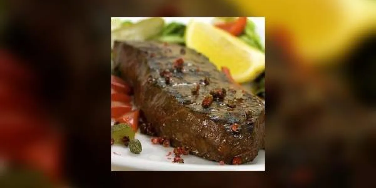 assiette de steak new-yorkaise, avec poivrons assiette de steak new-yorkaise, avec poivrons