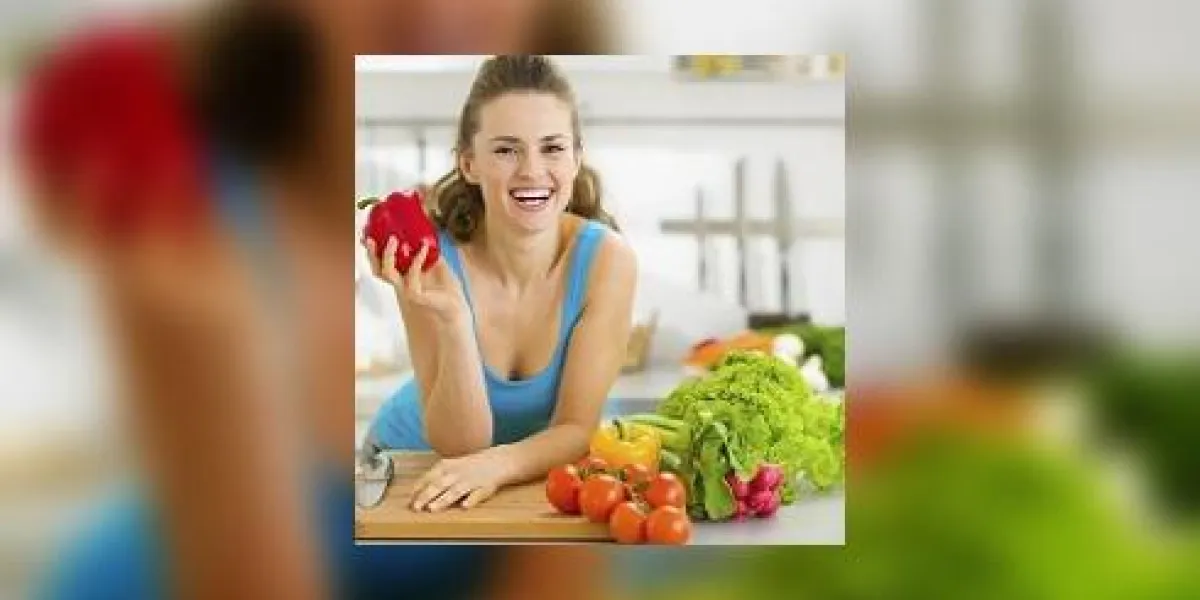 portrait d'une jeune femme heureuse prête à faire une salade de légumes