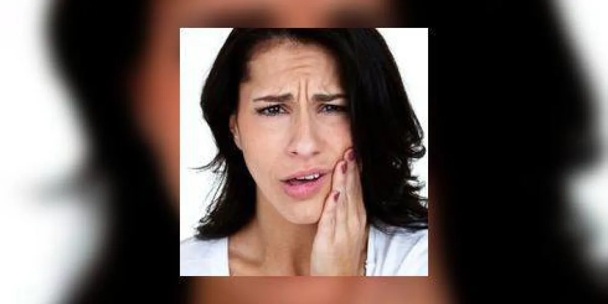 femme avec des maux de dents