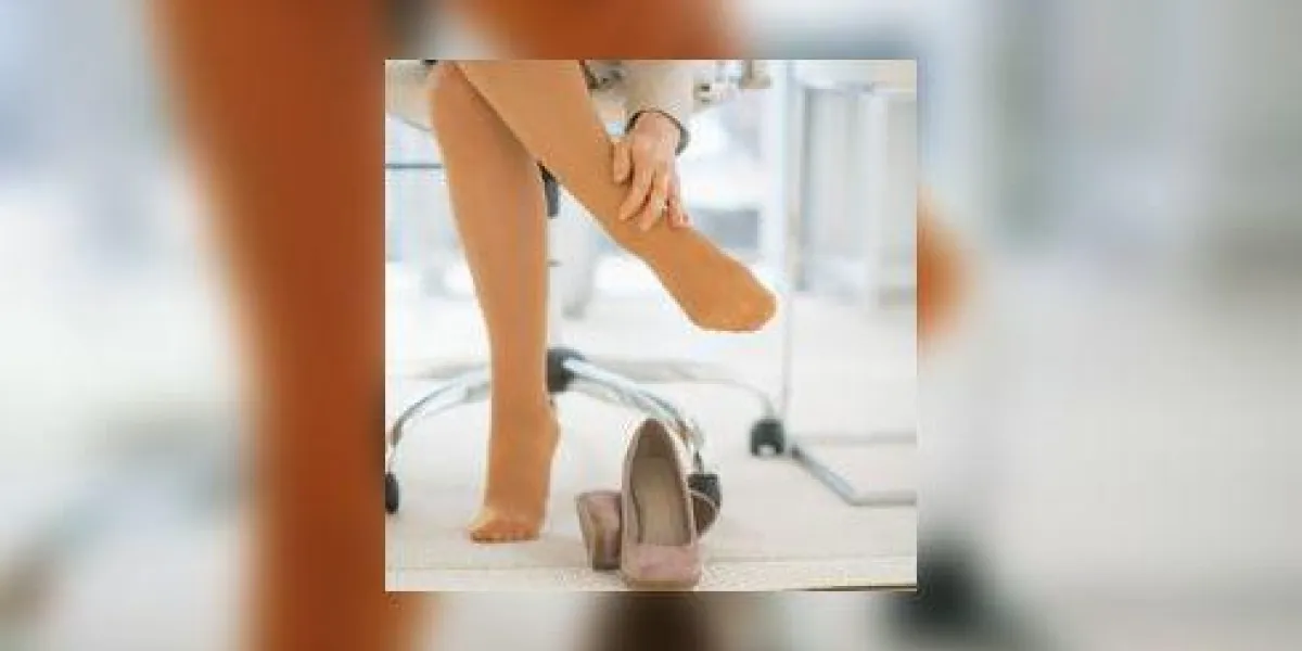 gros plan sur la femme d'affaires au bureau avec des douleurs au pied gros plan sur la femme d'affaires au bureau avec des douleurs au pied