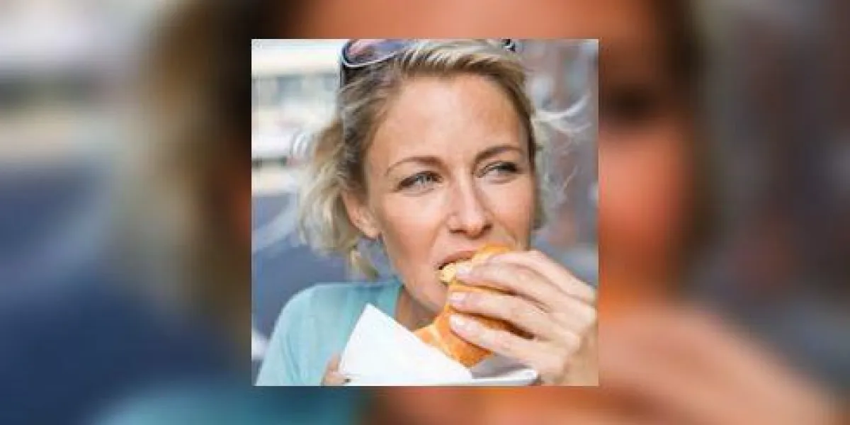 femme, manger, croissant